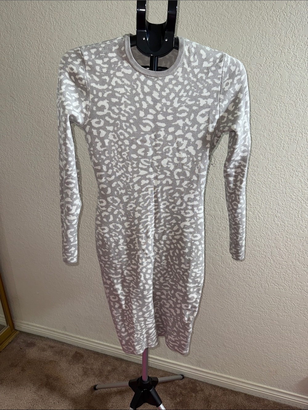 Express Long Sleeve Animal-Print Bodycon Dress in Light Gray and White